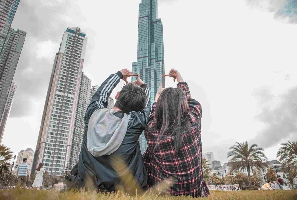 Amigos viendo edificios